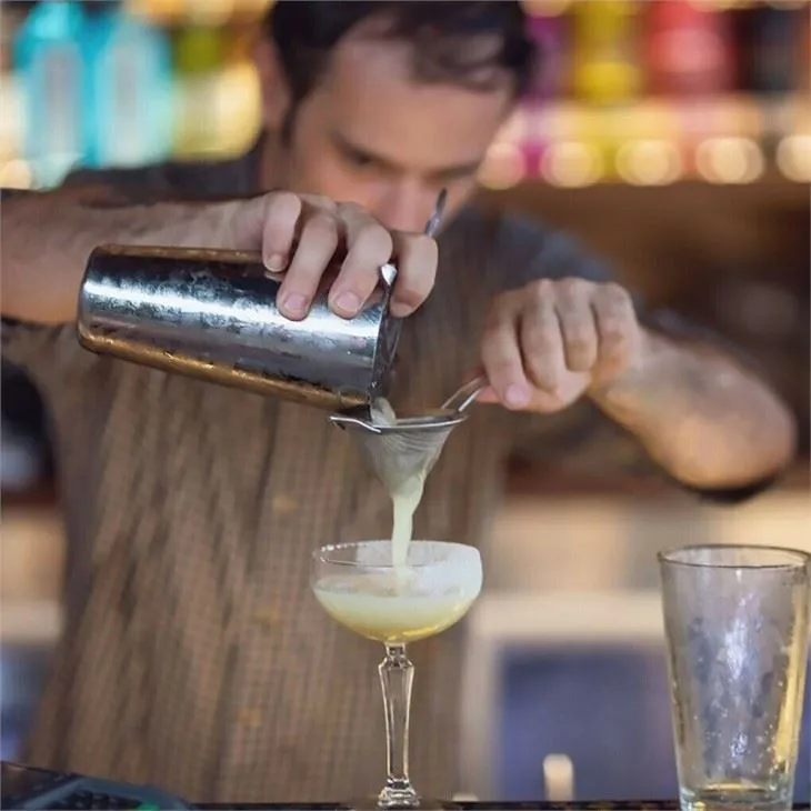 음료를 혼합하는 보스턴 셰이커