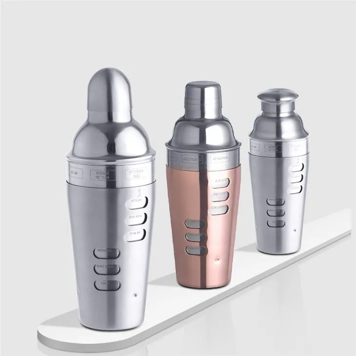 측면에 조리법이 있는 마티니 금속 셰이커